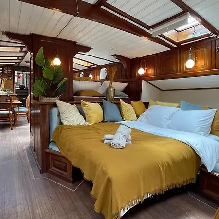 Amazing Private Luxury Boat