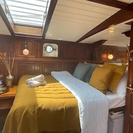 Amazing Private Luxury Boat Ботель